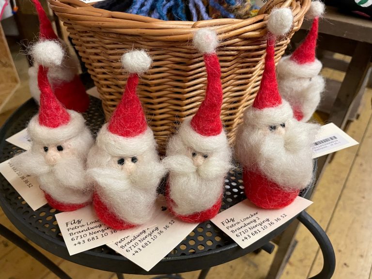 Weihnachtliches und wärmende Socken dürfen natürlich nicht fehlen.