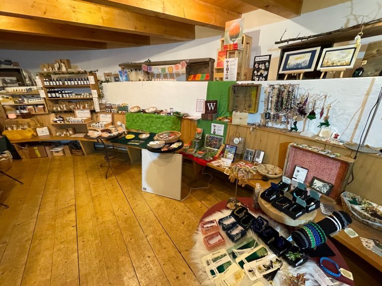 Rund 20 Aussteller bieten eine breite Vielfalt von Kunsthandwerk bis zu Accessoires.