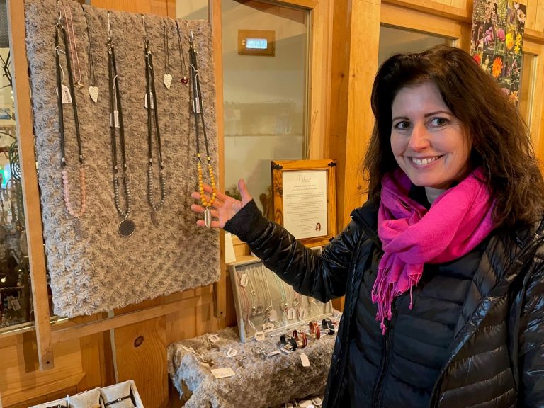 Nicole Peters präsentiert originelle Schmuckwaren, Lederarmbänder und mehr.