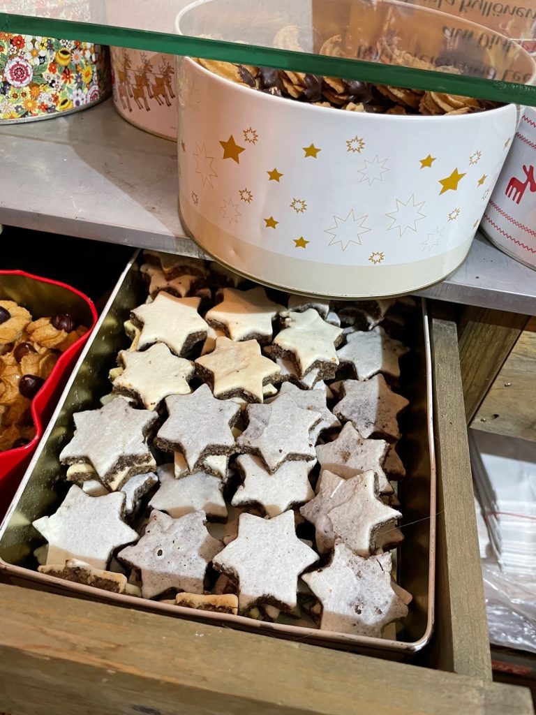 In aller Ruhe kann die passende Keksmischung für Weihnachten ausgewählt werden.