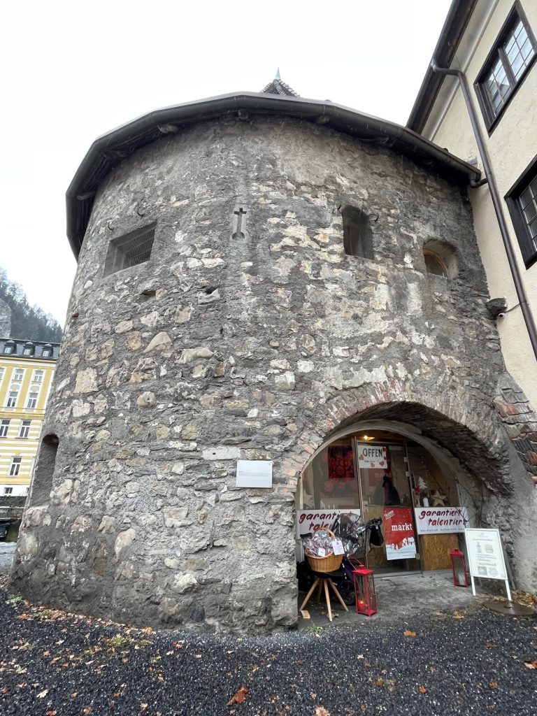 Der Pulverturm ist hinter dem Ill-Park in der Ganahlstraße versteckt.