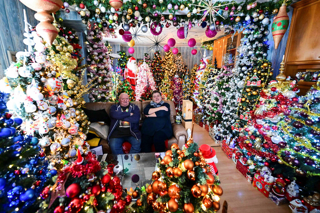 Paar stellt 555 Weihnachtsbäume in seinem Haus auf