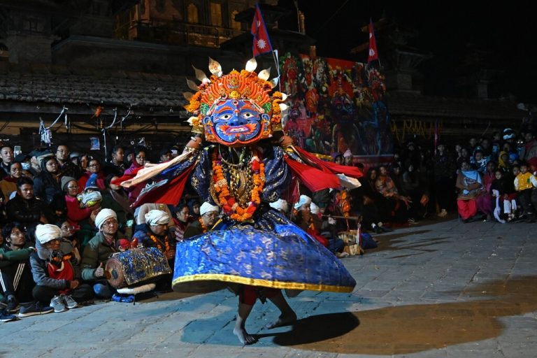 Traditionell maskierter Tänzer sorgt beim Tanzfestival „Pachali Bhairav“ im nepalesischen Kathmandu für Begeisterung. AFP