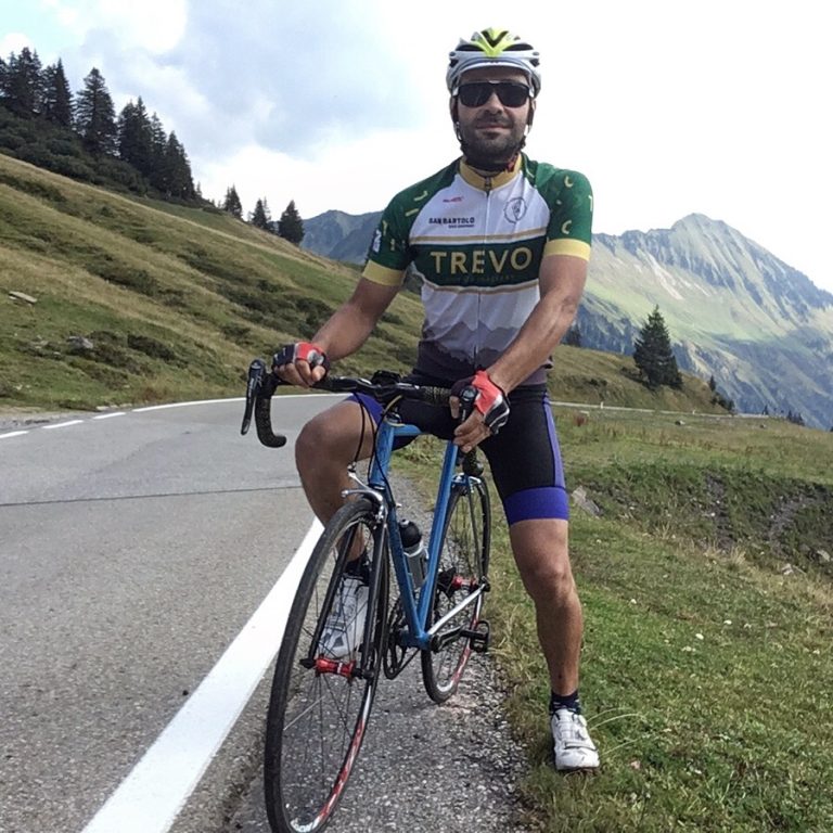 Sport ist ebenso ein wichtiger Bestandteil in seinem Leben. Er genießt es, mit dem Rennrad zu fahren, hat eine Leidenschaft für das Snowboarden und liebt das Trailrunning.<span class="copyright">Andrea Trevisan</span>