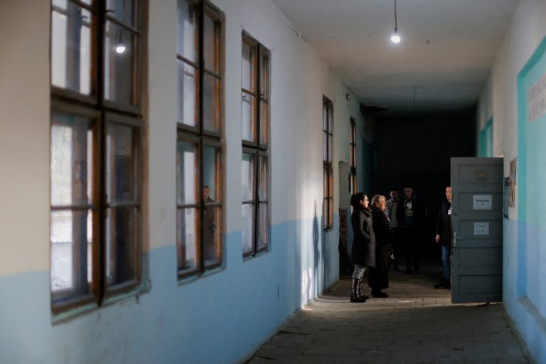 Um ihre Stimmen bei der serbischen Parlamentswahl abzugeben, reisten auch zahllose ethnische Serben aus allen Teilen des Kosovo in die Wahllokale. REUTERS