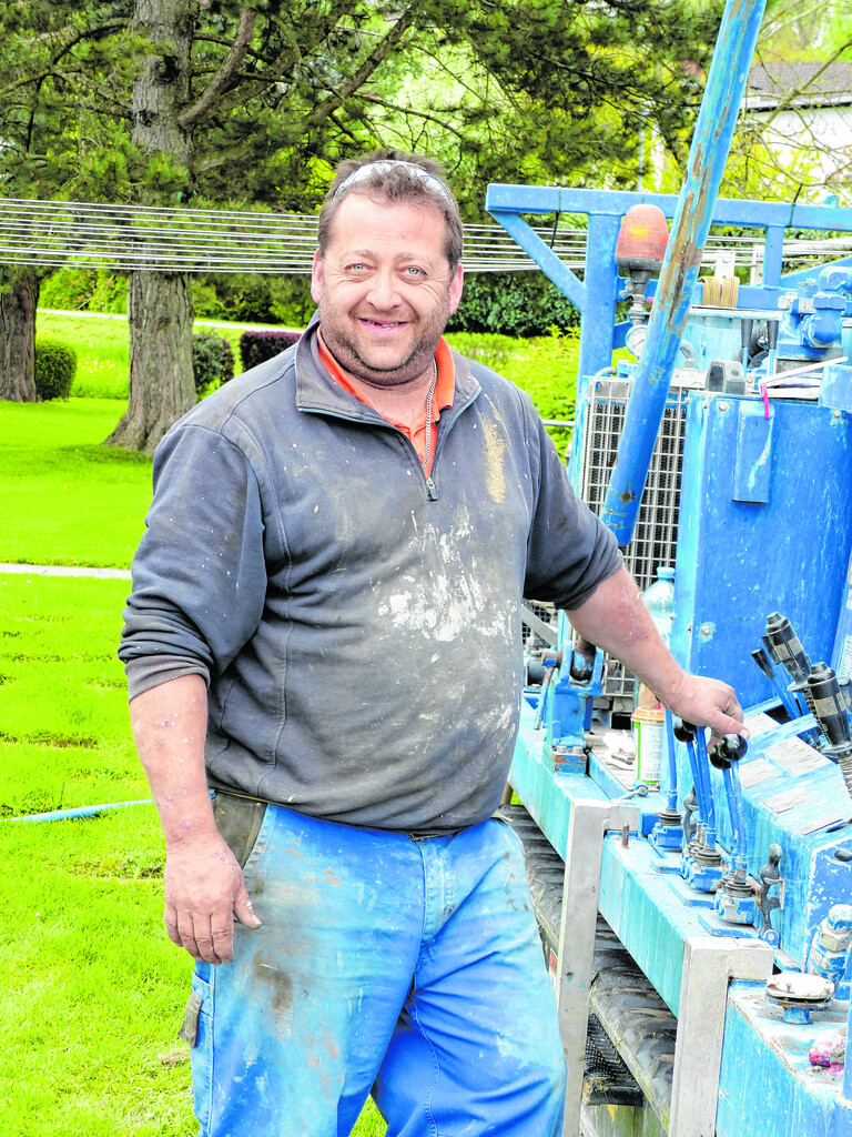 Verdiente Jubilare Bei der Firma Plankel Bohrungen in Wolfurt gibt es Grund zu feiern. Anlass sind die Firmenjubiläen zweier verdienter und langjähriger Mitarbeiter. Wolfgang Hadwiger ist bereits seit 35 Jahren im Unternehmen, Stefan Gasser seit 20 Jahren. plankel
