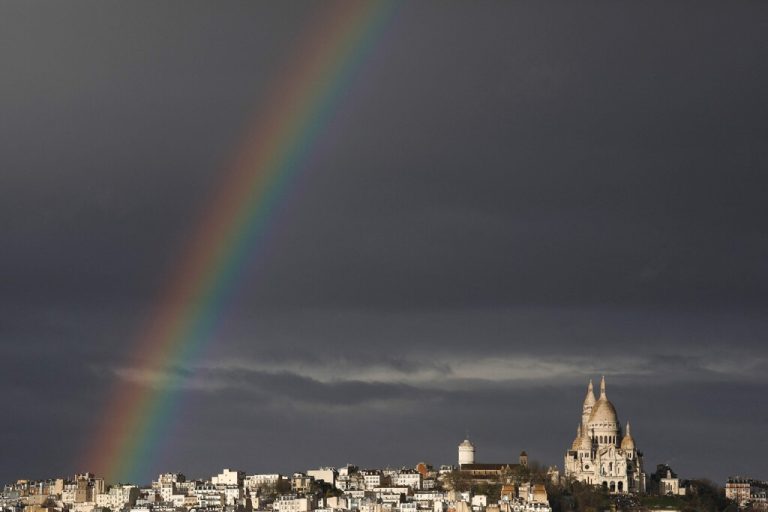 Von einem Regenbogen wurde Paris gestern beglückt, hier zu sehen über der Sacre-Coeur-Basilika. AFP
