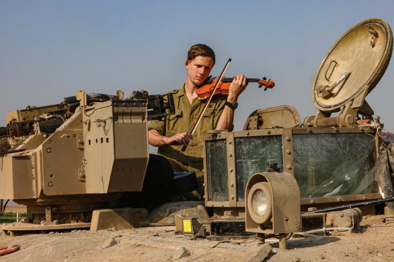 Während der andauernden Kämpfe gegen die Terrororganisation Hamas nimmt sich dieser israelische Soldat, stationiert nahe der Grenze zum Gazastreigen, eine kurze Auszeit. AFP