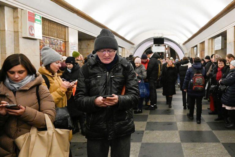 Während eines Luftangriffsalarms in Kiew in der Ukraine suchen Menschen Schutz in der U-Bahn-Station Chreschtschatyk. AFP
