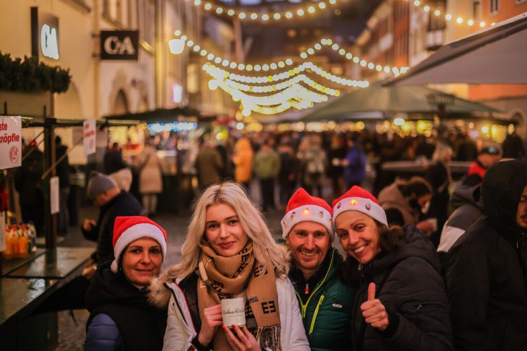 Was wäre ein Bummel über den Weihnachtsmarkt ohne den heißen Glühwein?VN/Philipp Steurer