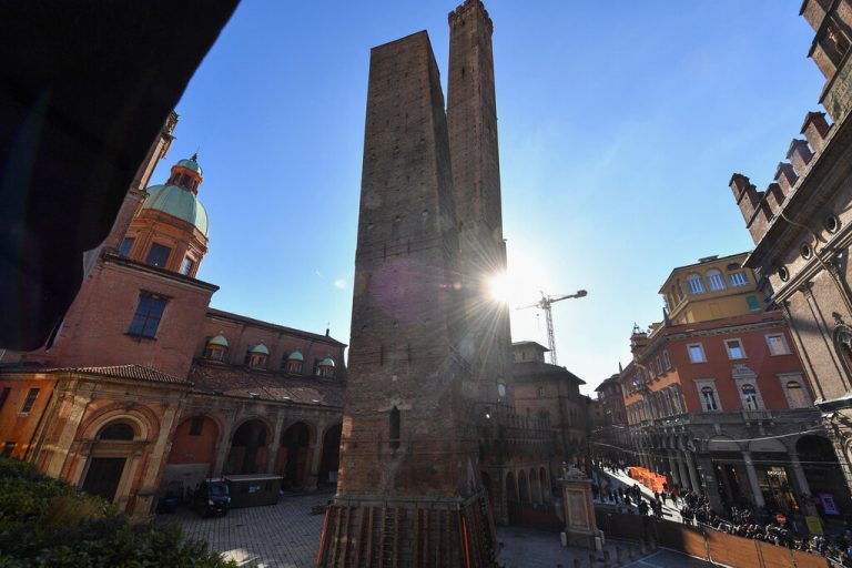 Wegen Einsturzgefahr wurde der Platz rund um den Turm gesperrt. Reuters