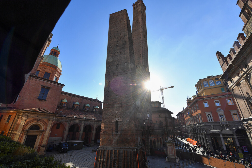 Sanierung des Schiefen Turms von Bologna wird zehn Jahre dauern