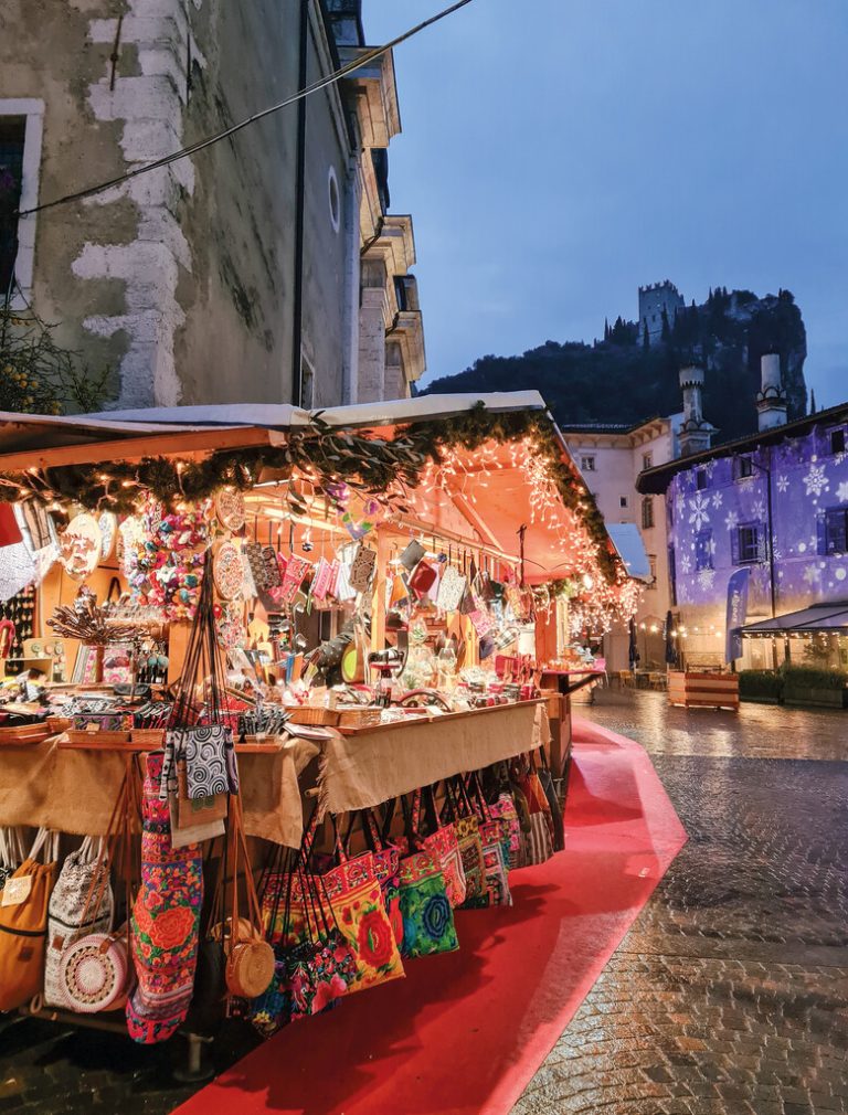 Weihnachtsflair mit vielen kleinen Lichtern gibt es am traditionellen Weihnachtsmarkt unterhalb der Burg in Arco. Laurence Feider