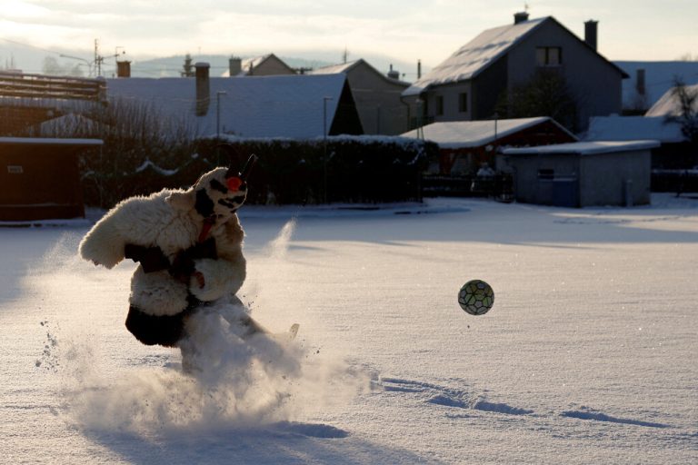 Wer als Teufel verkleidet ist, kann auch im Schnee Fußball spielen, wie dieser Zeitgenosse aus Tschechien zeigt. Reuters