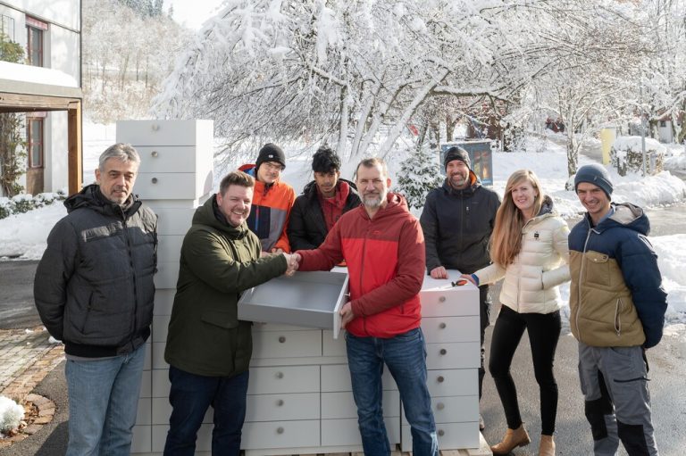Wolfgang Gantioler (Kinderdorf), Samuel Dürr (Blum), Jürgen Schwendinger (Kinderdorf), Fenja Bosler (Blum), IAZ-Ausbilder Jeremia Dünser, die IAZ-Lehrlinge Kevin Längle und Thuventhen Francis sowie Wolfgang Greif (Kinderdorf).