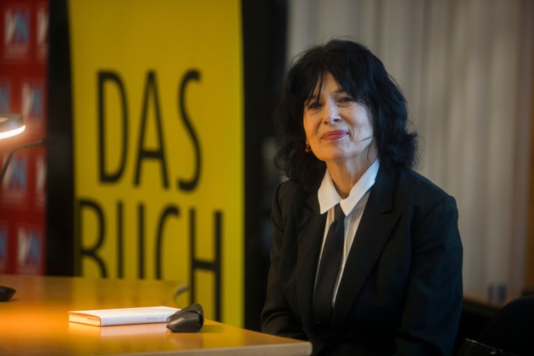 Monika Helfers Schreibstil ist unverwechselbar. Ihre Sprache ist klar und direkt, poetisch und bildhaft zugleich. <span class="copyright">Roland Paulitsch</span>