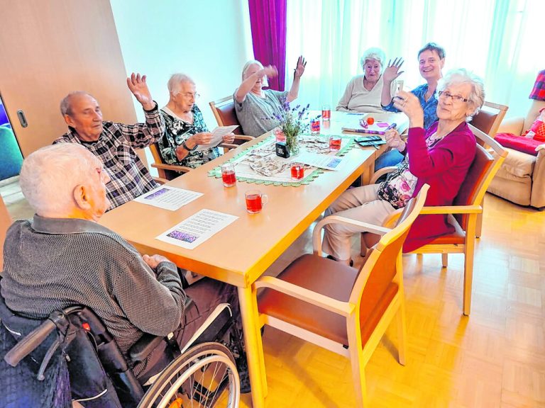 Zusammen wird gesungen, erzählt und gelacht.