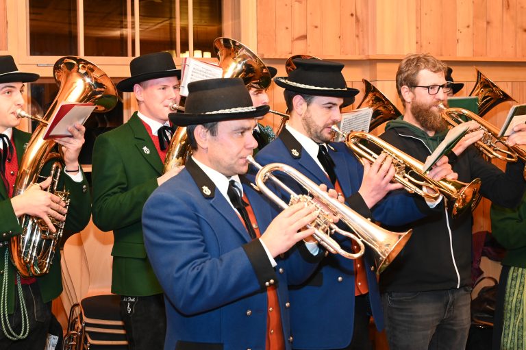 Zwei Musikvereine gaben ein Ehrenkonzert für den neu gewählten Bürgermeister.