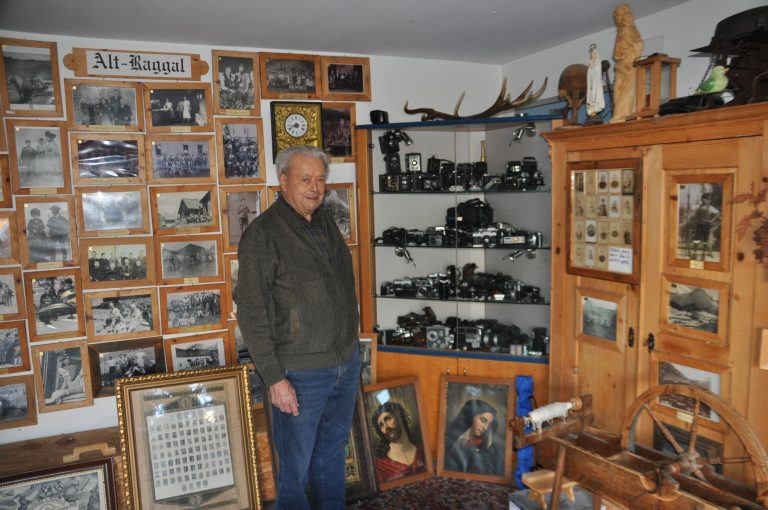 Auch 70 Fotoapparate finden sich in Guido Burtschers Sammlung.