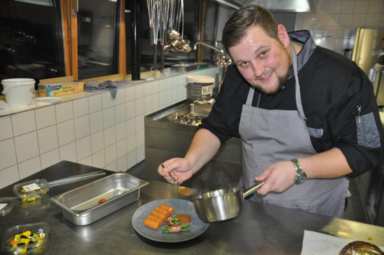 Aleksandar kocht in seiner Küche.