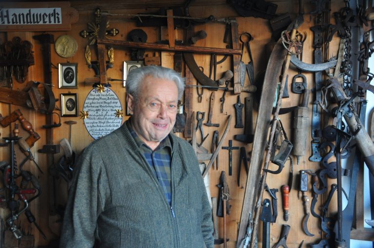 Guido Burtscher zeigt Teile seiner Sammlung.