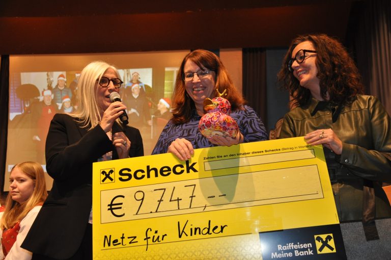 Scheckübergabe mit<strong> </strong>Ulli Laine-Valentini (Netz für Kinder), Bürgermeisterin Alexandra Schalegg und Conny Amann (Netz für Kinder).