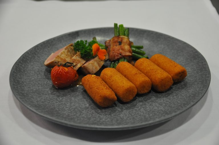 Eines der Gerichte: Schweinsfilet mit Kroketten und Speckbohnen.