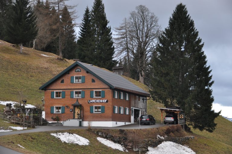 Der Lärchenhof steht am südlichen Rand von Raggal.