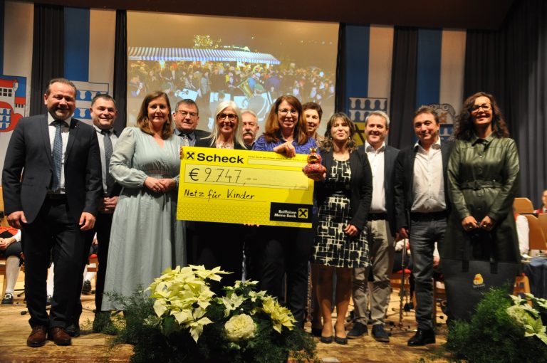 Bürgermeister Harald Witwer, BM Martin Konzet, Verena Burtscher (Villa Falkenhorst), BM Willi Müller, Ulli Laine-Valentini (Netz für Kinder), Bürgermeister Alwin Müller, Bürgermeisterin Alexandra Schalegg, Andrea Schwarzmann, Bürgermeisterin Alexandra Martin, Bürgermeister Erich Kaufmann, Bürgermeister Werner Konzett, Conny Amann (Netz für Kinder). <span class="copyright">HAB</span>