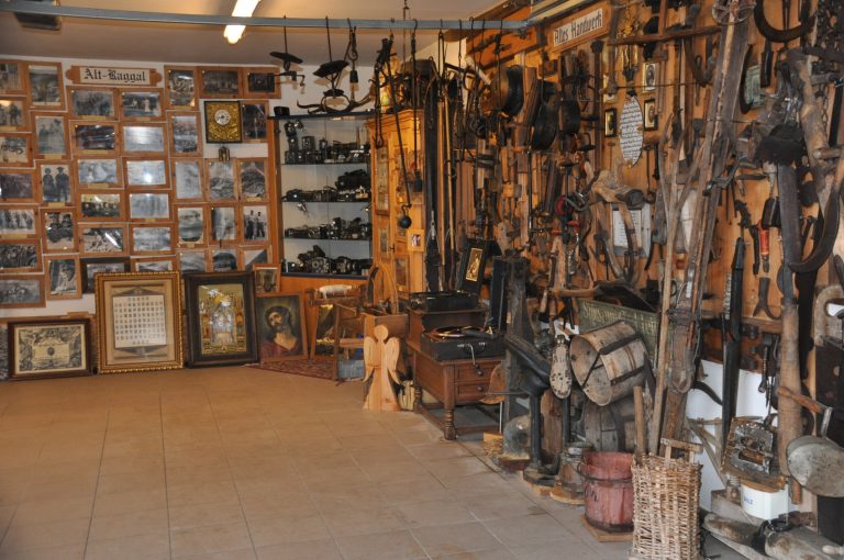 Die umfangreiche Sammlung im ausgebauten Stall.