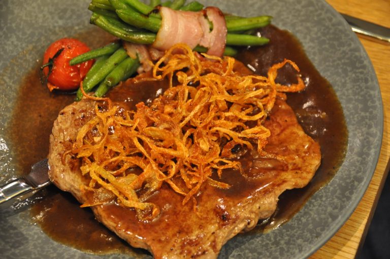 Auch ein Zwiebelrostbraten wird angeboten.