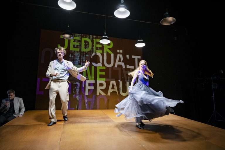 Die Handlung wird von so manch einer Gesangseinlagen der Schauspieler bereichert. <span class="copyright">Ilja Mess</span>