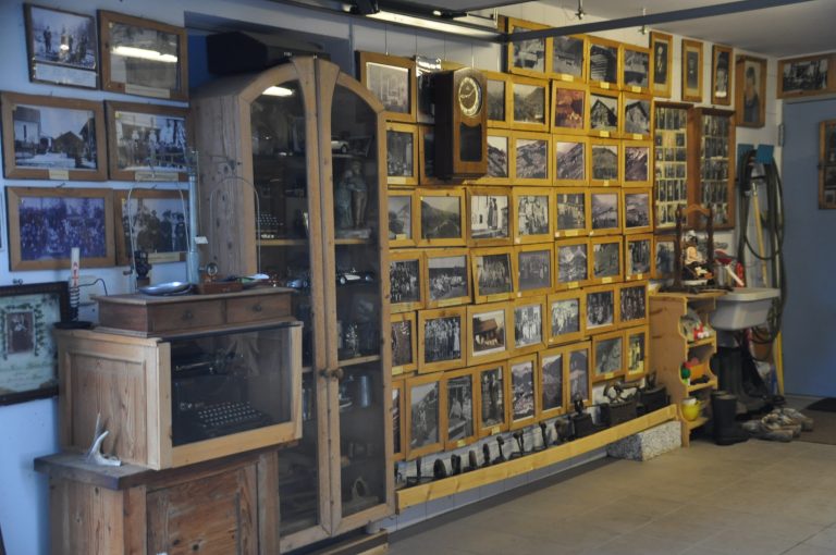 Hier hängen über 100 alte Bilder aus dem Großen Walsertal. Viel Wand erkennt man nicht mehr.