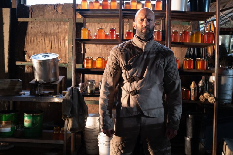  In dem Actionthriller „The Beekeeper“ spielt Jason Statham einen Mann, der eine skrupellose Organisation von Hackern und Internet-Betrügern auslöschen will und dafür über Leichen geht. <span class="copyright">ap</span>