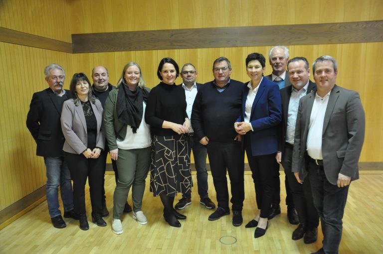 Bgm. Alwin Müller (St. Gerold), Bgm. Alexandra Martin (Raggal), Gebhard Burtscher (Wirtschaftsverein), Wibke Mayer (Alpenregion Bludenz), Landtagsvizepräsidentin Monika Vonier, Bgm. Stefan Nigsch (Sonntag), Bgm. Willi Müller(Thüringerberg), Abgeordnete Andrea Schwarzmann, Josef       Türtscher, Landtagsabgeordneter Harald Witwer, Erich Kaufmann (Blons).<span class="copyright"> ALLE BILDER:HAB</span>