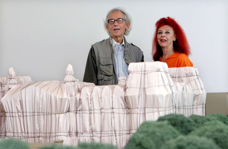 Christo und Jeanne-Claude vor einem Modell des verhüllten Reichstags in Berlin. <span class="copyright">RAQUEL MANZANARES</span>
