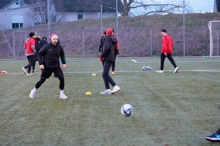 Die Handball durften endlich ungestraft den Fuß einsetzen. <span class="copyright">Hartinger</span>