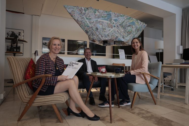 Bea Bröll (Leitung Caritas Lerncafé, l.), Peter Theurl (Leiter Institut für Primarbildung und Lernentwicklung PH) und  Anne Frey (PH-Vizerektorin für Lehre und Unterrichtsforschung) stellten die Evaluierung der Lerncafés im Wirkraum in Dornbirn vor. <span class="copyright">VN/Hartinger</span>