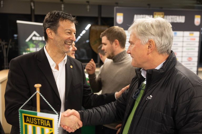 Vorstand Stephan Muxel mit Ex-Vorstand Sepp Bayer. <span class="copyright">Hartinger</span>