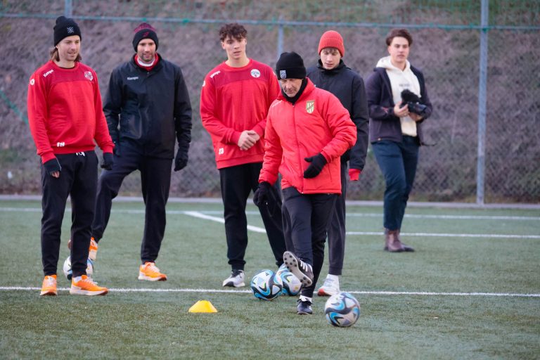 Andreas Heraf leitet die Harder am Fußballplatz an. <span class="copyright">Hartinger</span>