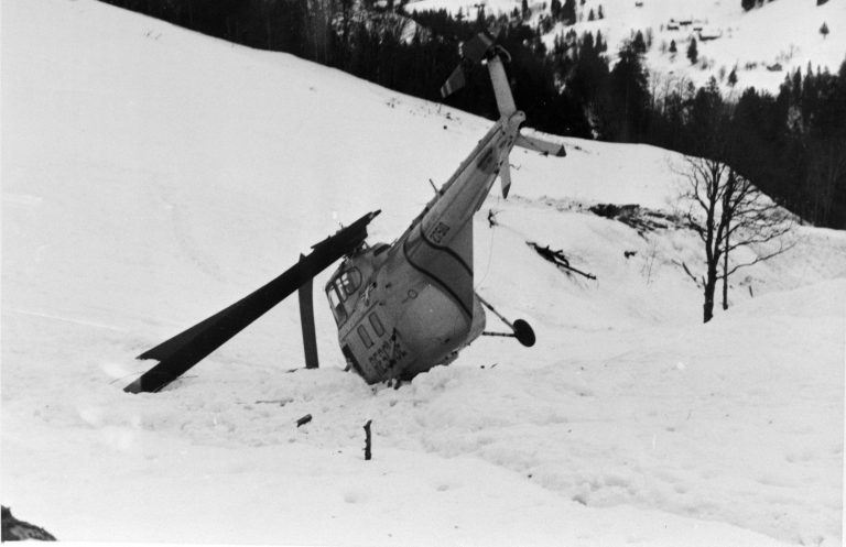 Zum ersten Mal wurden bei einem Alpinunglück in Vorarlberg Hubschrauber eingesetzt – im Bild ein Helikopter der US-Armee in Blons. Beim Rettungseinsatz wurde einer davon durch eine Bruchlandung zerstört. <span class="copyright">Vorarlberger Landesbibliothek</span>