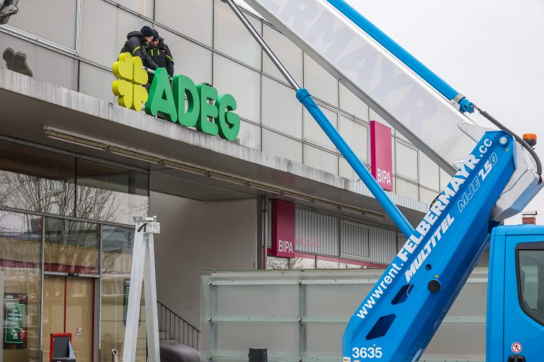 Aus Billa wird Adeg: Beim Markt in Lauterach, der am Dienstag eröffnet, wurden jetzt auch die Schilder ausgewechselt. <span class="copyright">VN/Steurer</span>