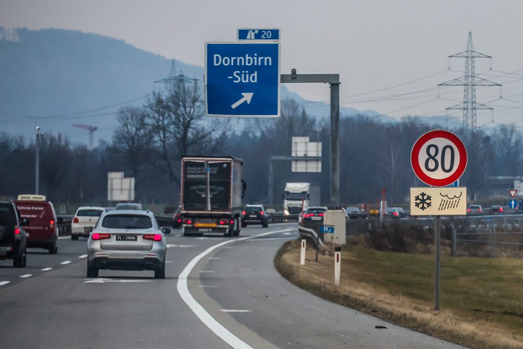 Diese Tafel kostete Brunner den Führerschein: Ab wann ist eine nasse Straße nass?