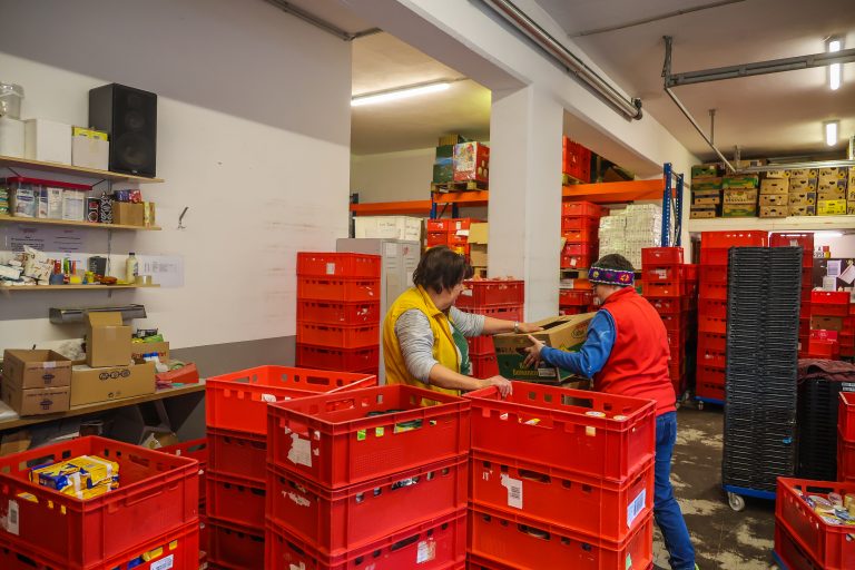 Vorbereitung für die Auslieferung. Fünfmal pro Woche werden die Lebensmittel verteilt.