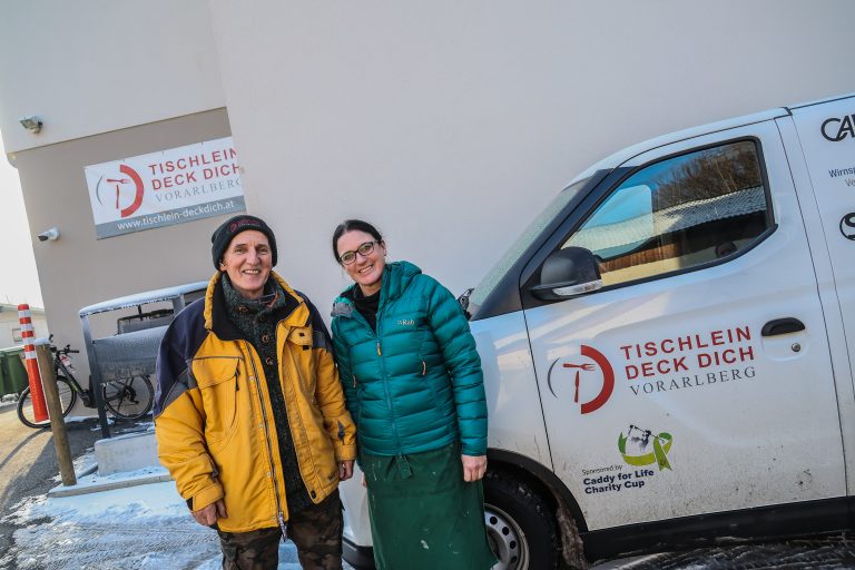 Elmar Stüttler und Ines Fritsche sehen nicht ein, dass der Verein für das neue E-Fahrzeug Lkw-Maut zahlen soll.