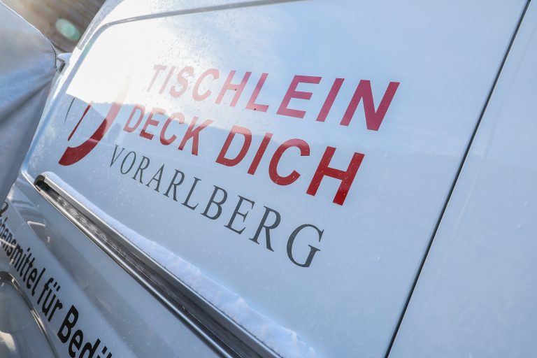 Der neue E-Klein-Lkw ist bereits beklebt. Lebensmittel können derzeit damit nicht ausgeliefert werden.