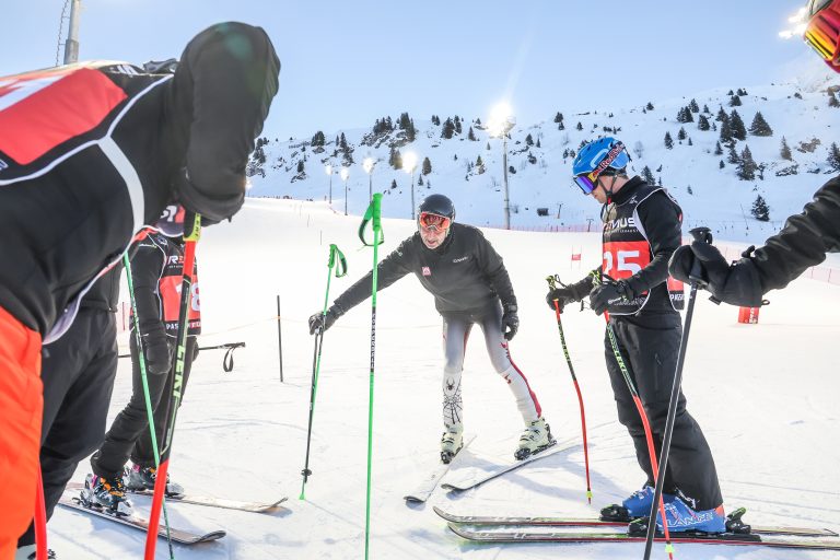 Gerhard Wagner (Mitte) erklärt den Teammitgliedern die Ideallinie.