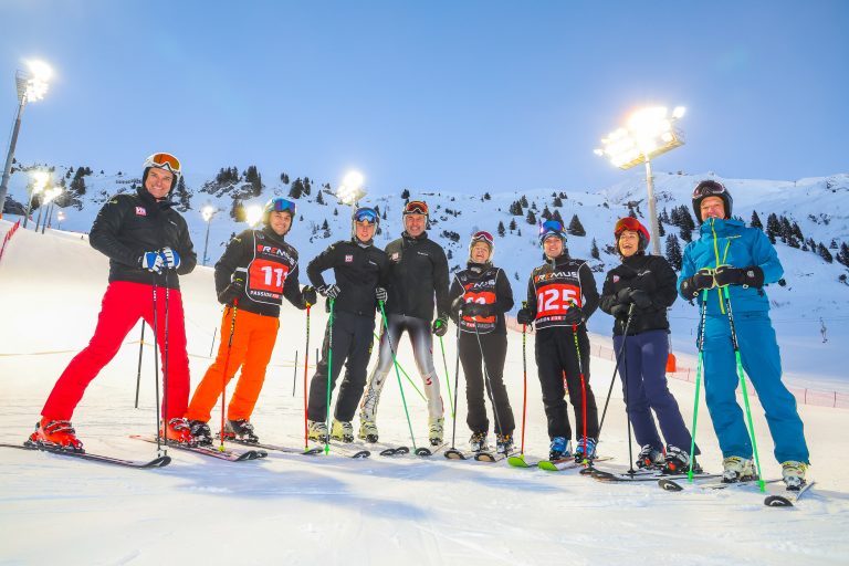 Die ersten Teammitglieder des VN-Raiffeisen-Teams vor der Flexenarena. <span class="copyright">Steurer</span>