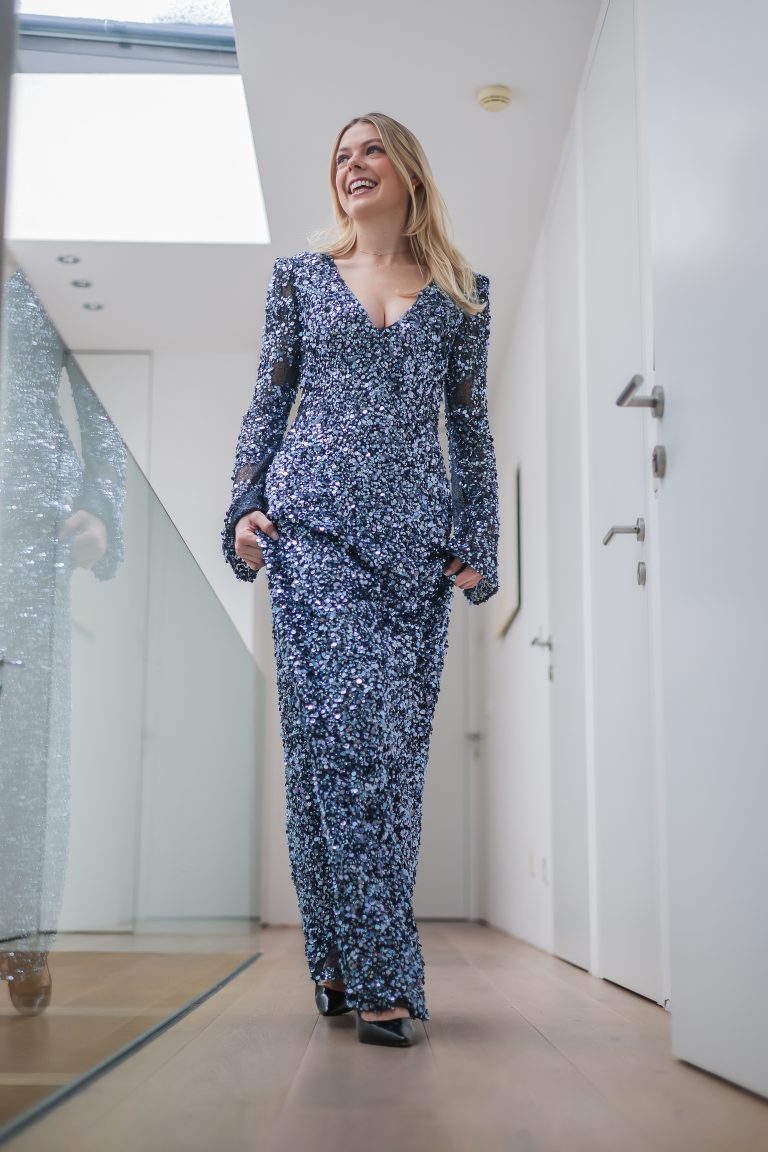 "Heuer darf es ordentlich glitzern und funkeln. Angesagt sind <strong>glamouröse und auffallende Kleider mit exklusiven Stoffen</strong>", erklärt Sigrun Mager-Brändle, die eine Robe mit bestickten Pailletten in mühevoller Handarbeit gefertigt hat. "Die schillernden Blautöne machen das Kleid auf jedem Ball zum absoluten Hingucker."