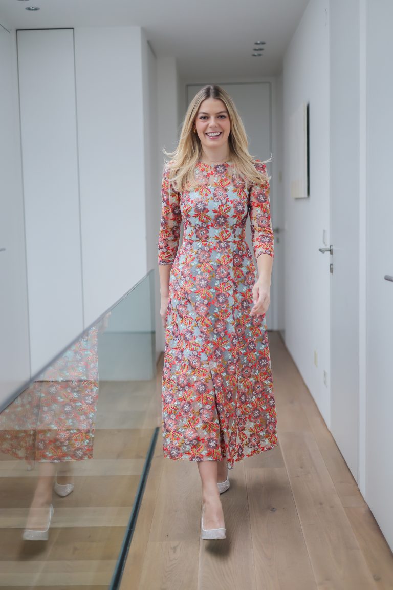 Kleider mit <strong>floralen Mustern</strong> erfreuen sich auch in der Ballsaison großer Beliebtheit. "Florale Muster stehen bei internationalen Modedesignern seit Jahren hoch im Kurs", sagt die Designerin, die gerne edle Roben aus Lustenauer Stickereien kreiert.